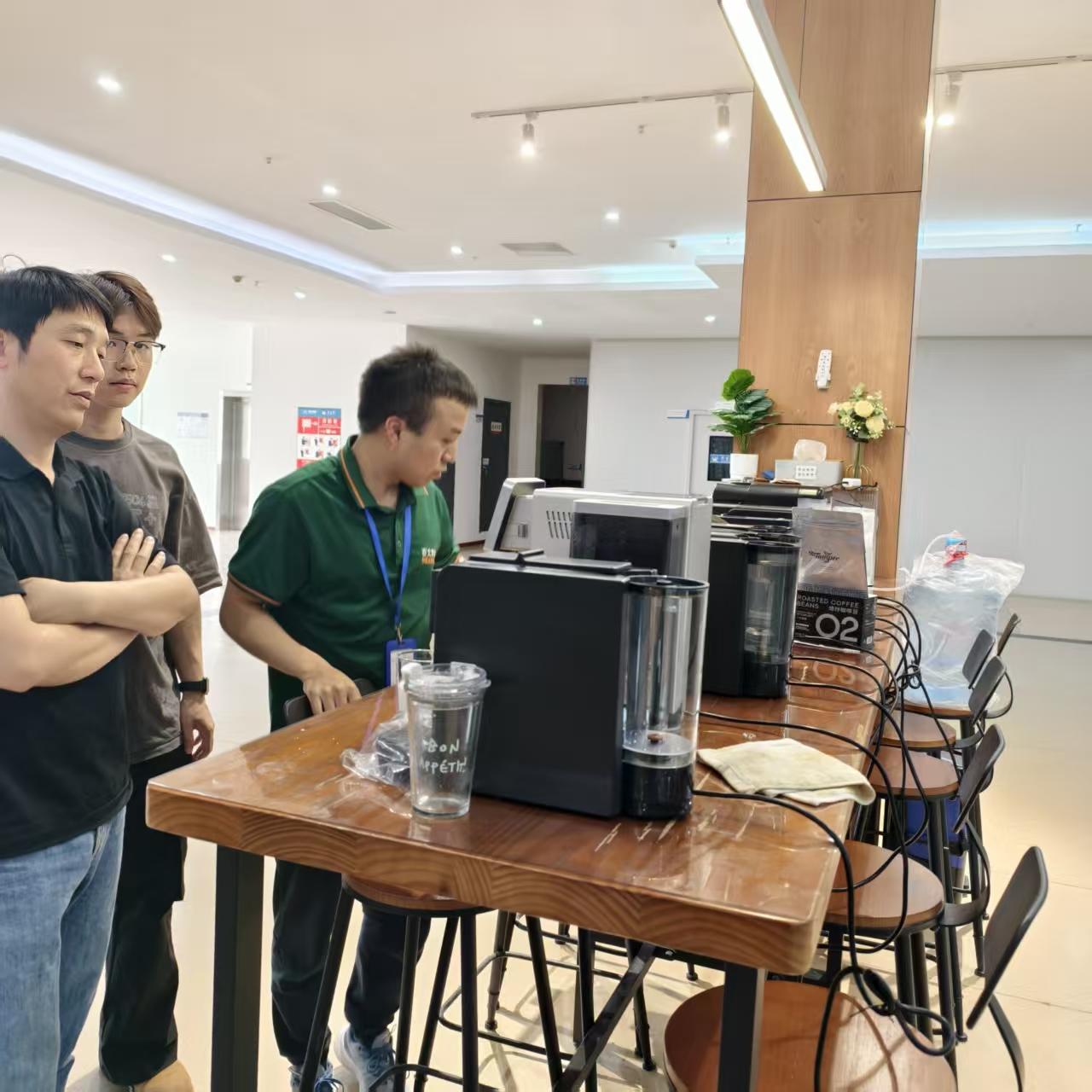 Aosom E-COMMERCE INC. General Manager Tang Ngunjungi Seaver & Priksa Mesin Kopi Otomatis SV205